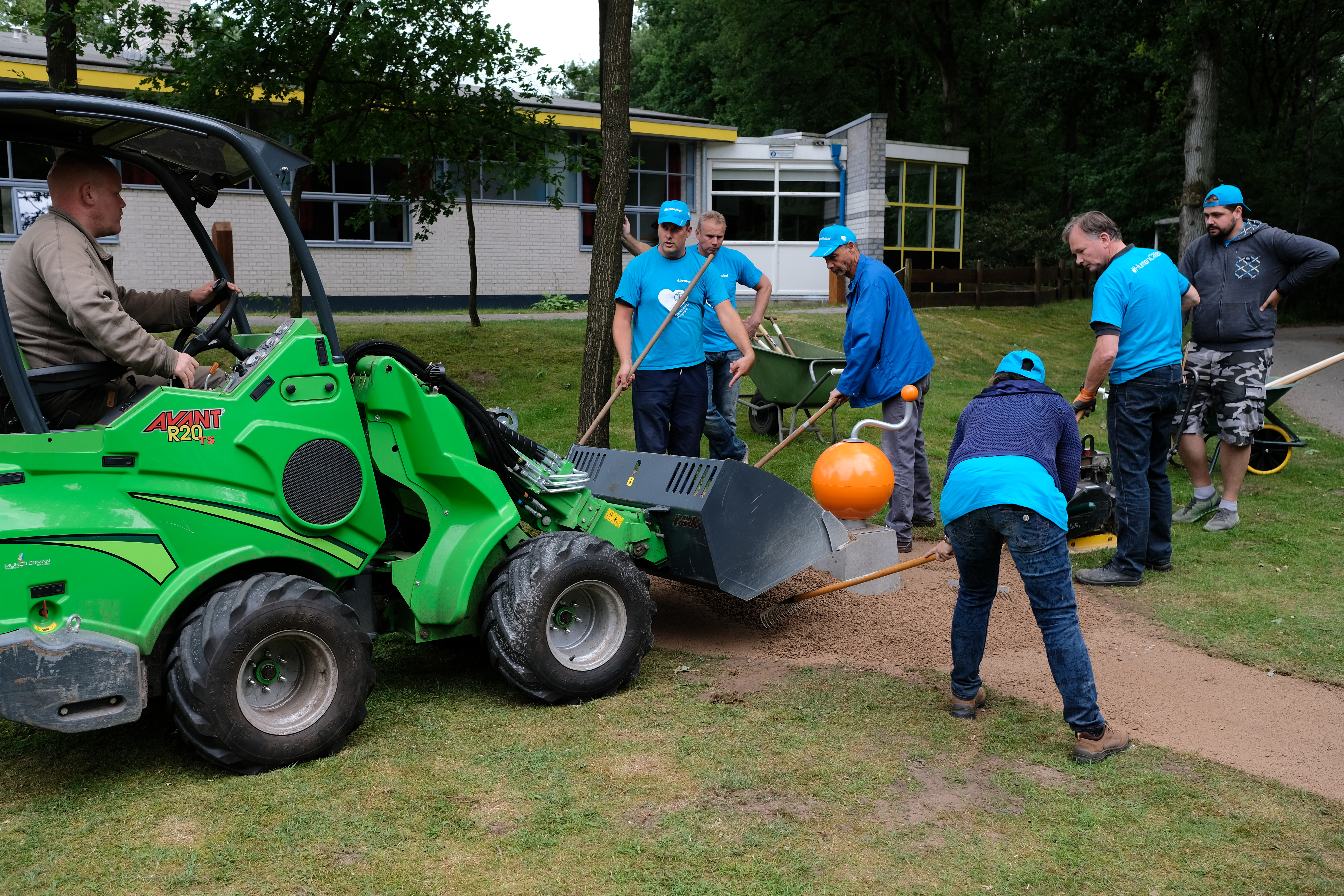 Grauwacke wordt geschept rondom speeltoestellen door AkzoNobel