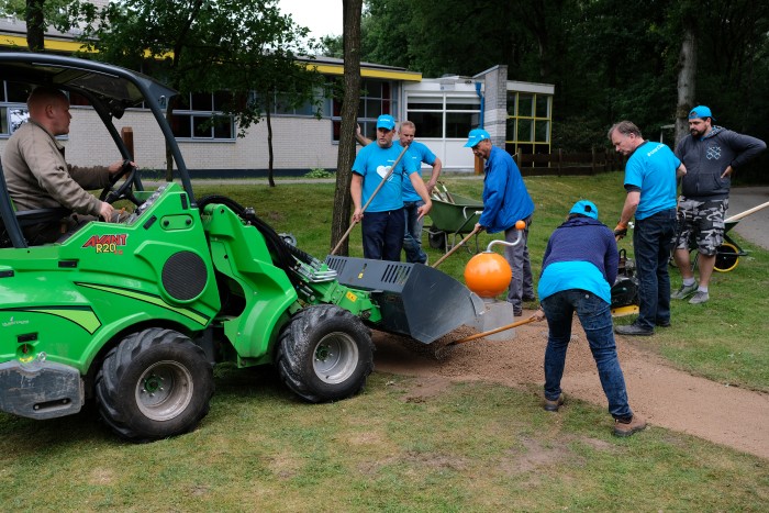 Grauwacke wordt geschept rondom speeltoestellen door AkzoNobel