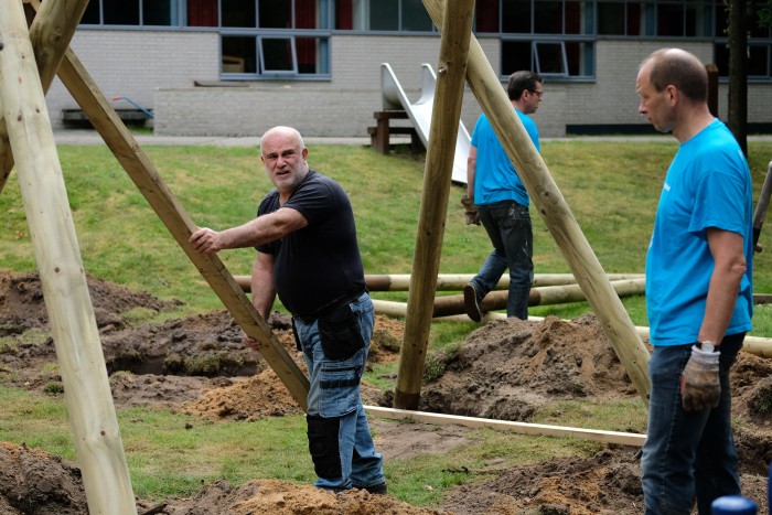 Een houten schommel wordt vervangen op het speelpark.